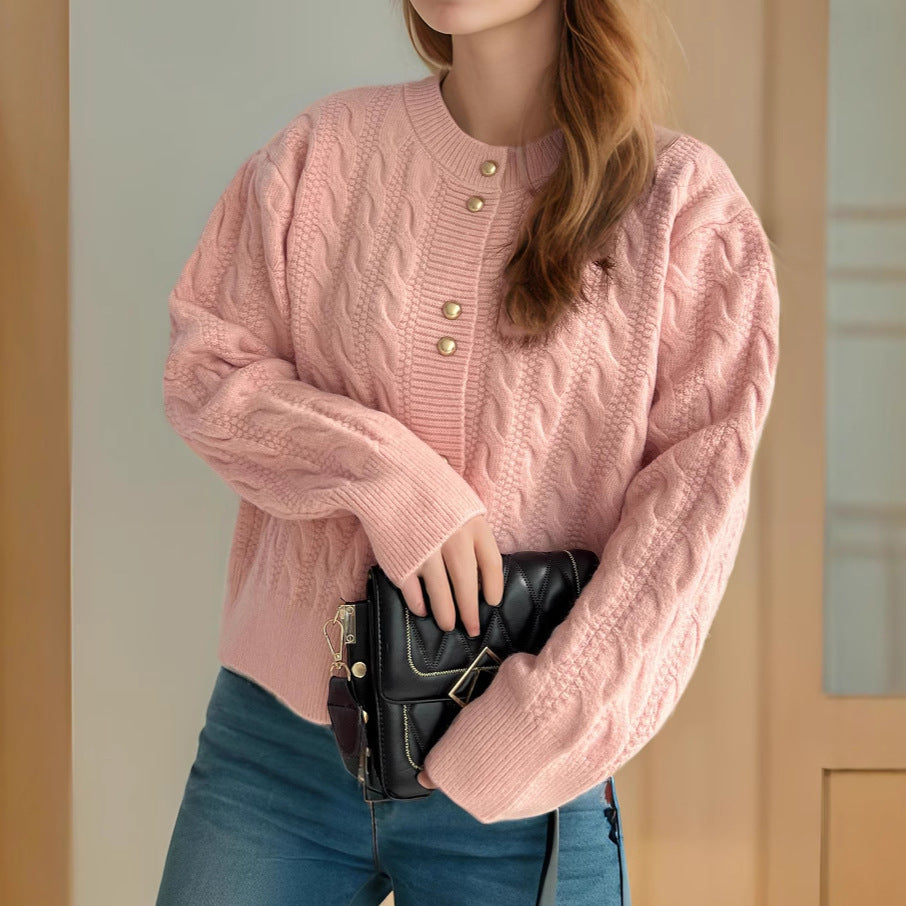 Dams cardigan med elegant flätmönster och dekorativa knappar Eva Jonsson-Eva Jonsson