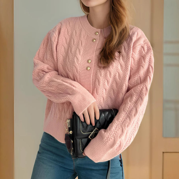 Dams cardigan med elegant flätmönster och dekorativa knappar Eva Jonsson-Eva Jonsson