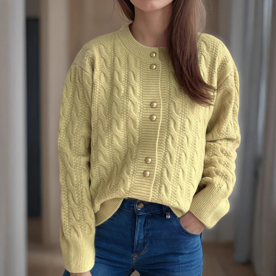 Dams cardigan med elegant flätmönster och dekorativa knappar Eva Jonsson-Eva Jonsson
