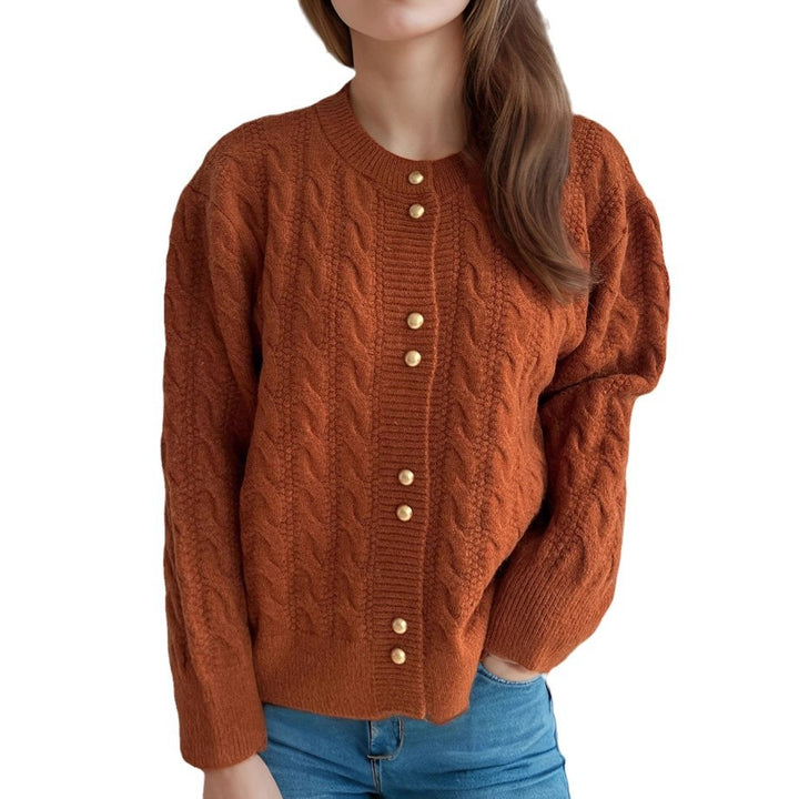 Dams cardigan med elegant flätmönster och dekorativa knappar Eva Jonsson-Eva Jonsson