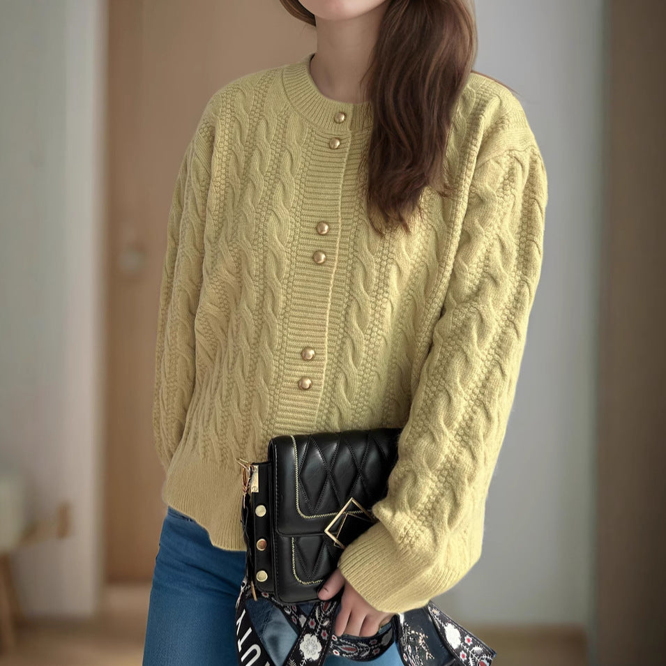 Dams cardigan med elegant flätmönster och dekorativa knappar Eva Jonsson-Eva Jonsson