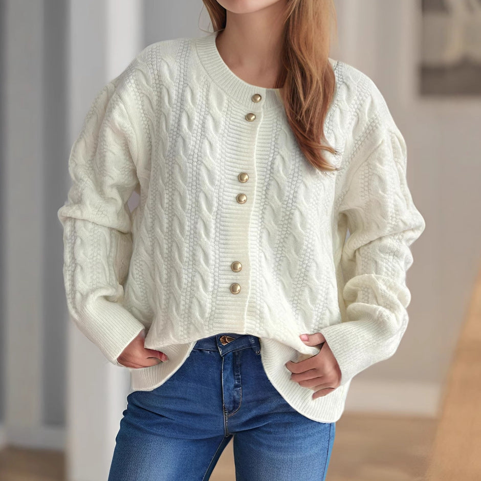 Dams cardigan med elegant flätmönster och dekorativa knappar Eva Jonsson-Eva Jonsson