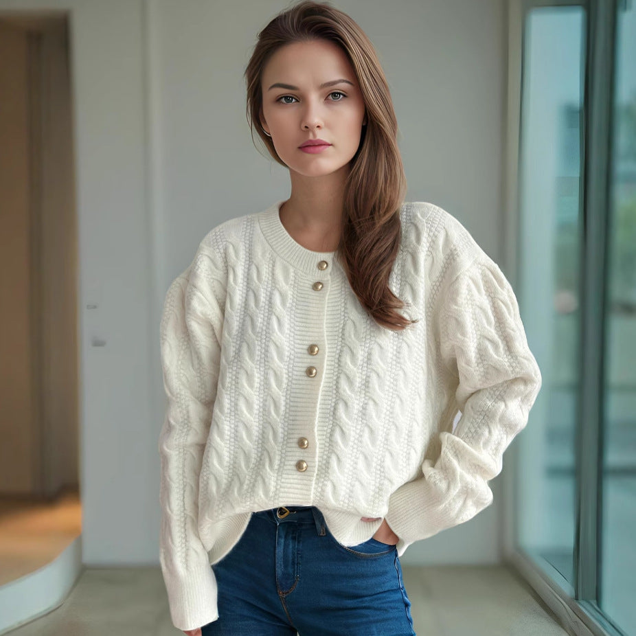Dams cardigan med elegant flätmönster och dekorativa knappar Eva Jonsson-Eva Jonsson
