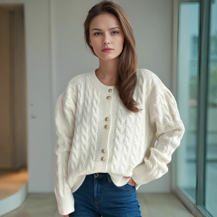 Dams cardigan med elegant flätmönster och dekorativa knappar Eva Jonsson-Eva Jonsson