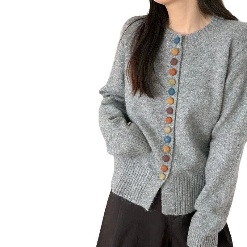 Dams cardigan med färgglada knapppdetaljer och mjukt filtmaterial Mirla-Eva Jonsson