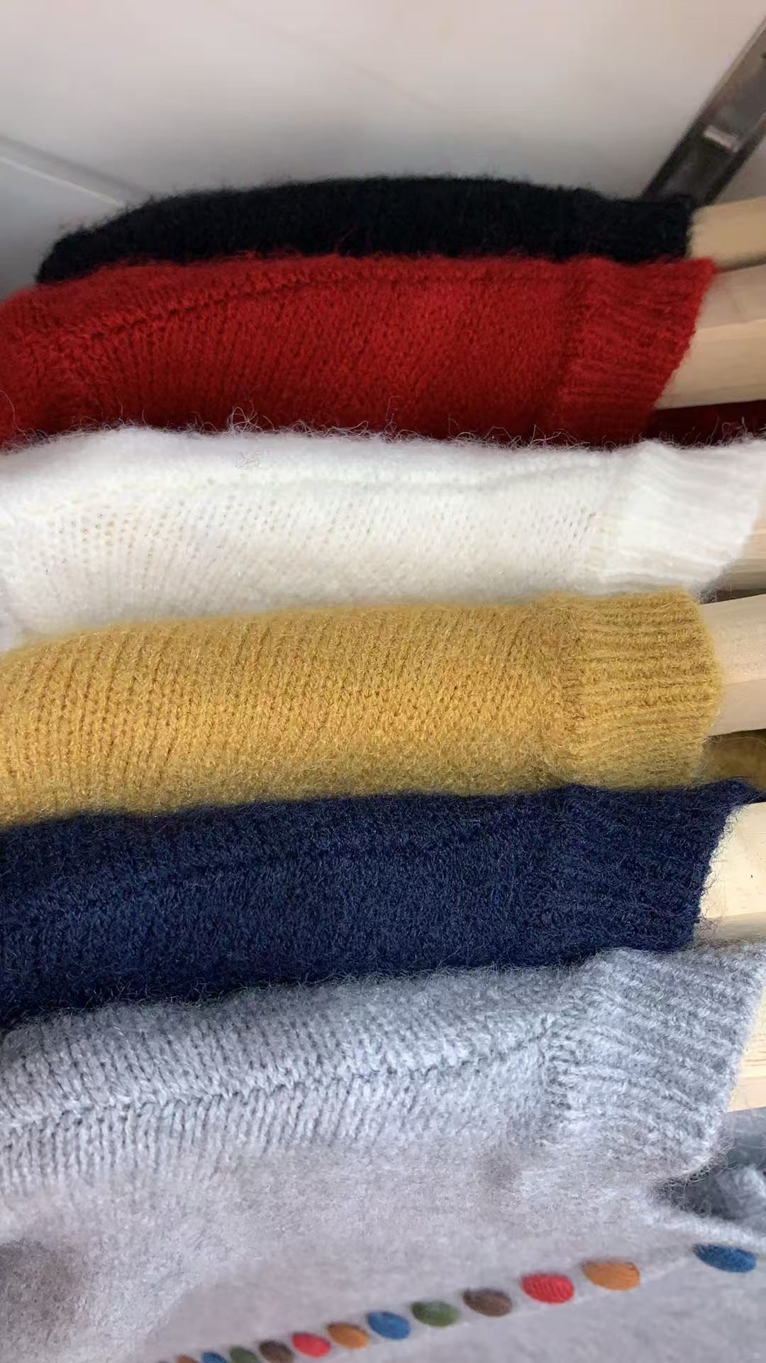 Dams cardigan med färgglada knapppdetaljer och mjukt filtmaterial Mirla-Eva Jonsson