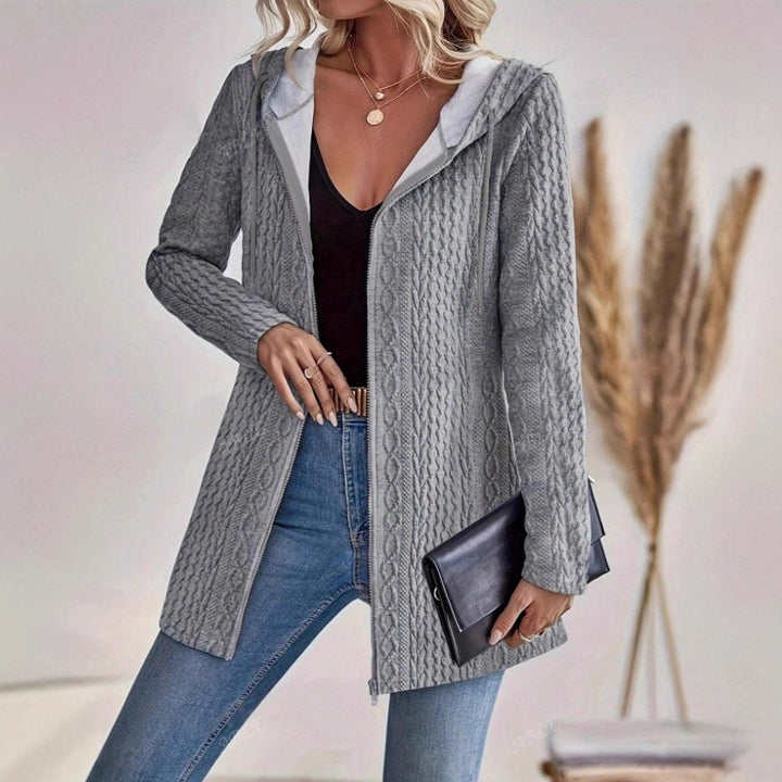 Dams cardigan med huva och trendigt flätmönster Mirla-Eva Jonsson