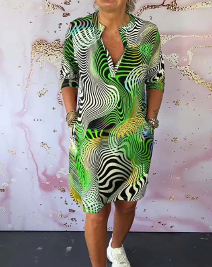 Dams casual och modernt skjortklänning med unik grafisk design Mirla-Eva Jonsson