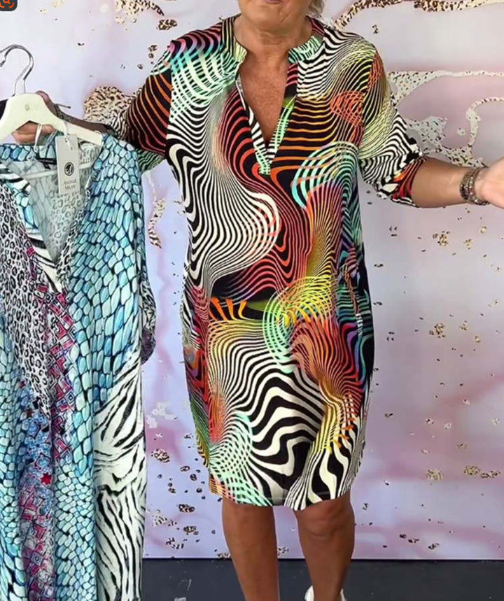 Dams casual och modernt skjortklänning med unik grafisk design Mirla-Eva Jonsson