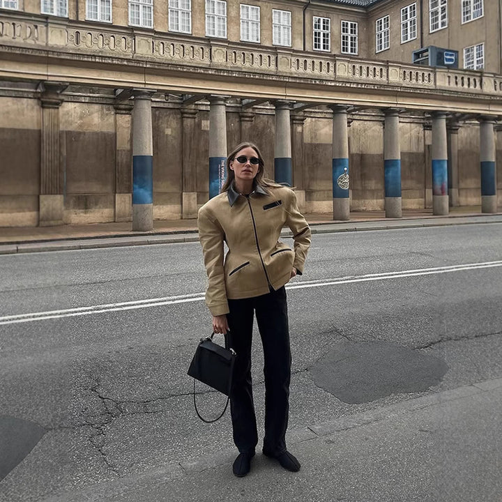 Dams casual övergångsjacka med kontrasterande krage och praktiska fickor Mirla-Eva Jonsson