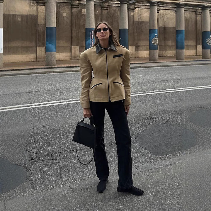 Dams casual övergångsjacka med kontrasterande krage och praktiska fickor Mirla-Eva Jonsson
