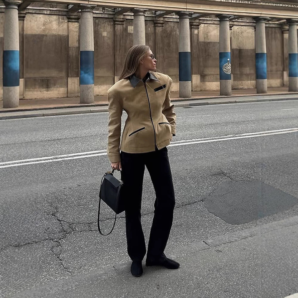 Dams casual övergångsjacka med kontrasterande krage och praktiska fickor Mirla-Eva Jonsson