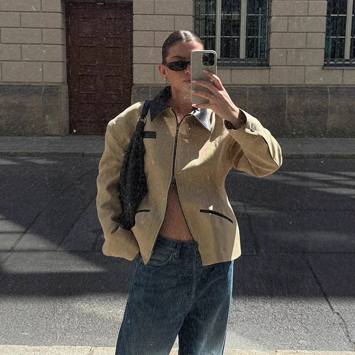 Dams casual övergångsjacka med kontrasterande krage och praktiska fickor Mirla-Eva Jonsson