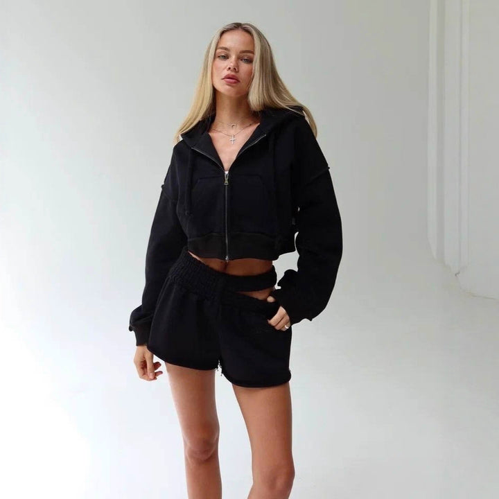 Dams casual sport outfit med cropped jacka och bekväma shorts Mirla-Eva Jonsson
