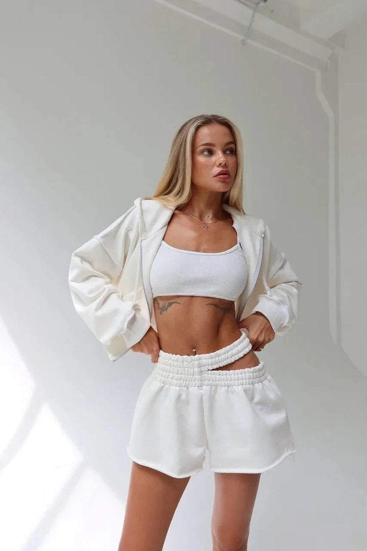 Dams casual sport outfit med cropped jacka och bekväma shorts Mirla-Eva Jonsson