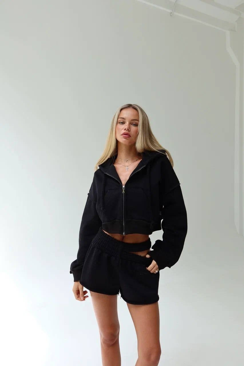 Dams casual sport outfit med cropped jacka och bekväma shorts Mirla-Eva Jonsson