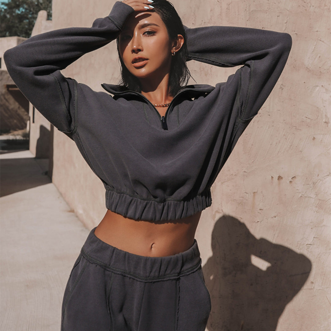 Dams cropped sweatshirt med dragkedja och volangdetaljer Eva Jonsson-Eva Jonsson