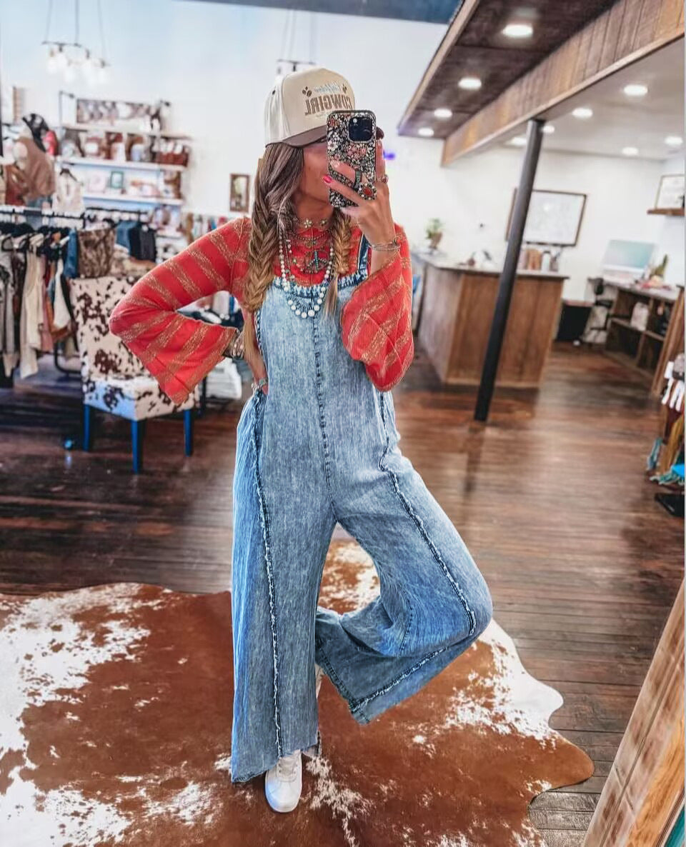 Dams denim hängselbyxor med vida ben och praktiska fickor Mirla-Eva Jonsson