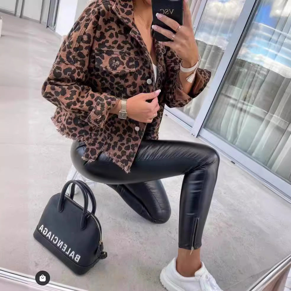 Dams denimjacka i leoparddesign med avslappnad passform och fransdetalj-Eva Jonsson