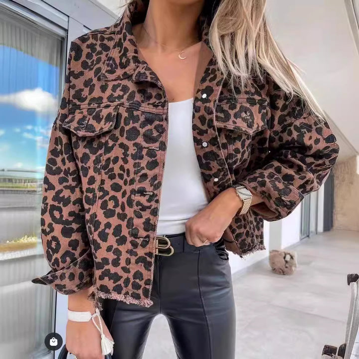 Dams denimjacka i leoparddesign med avslappnad passform och fransdetalj-Eva Jonsson