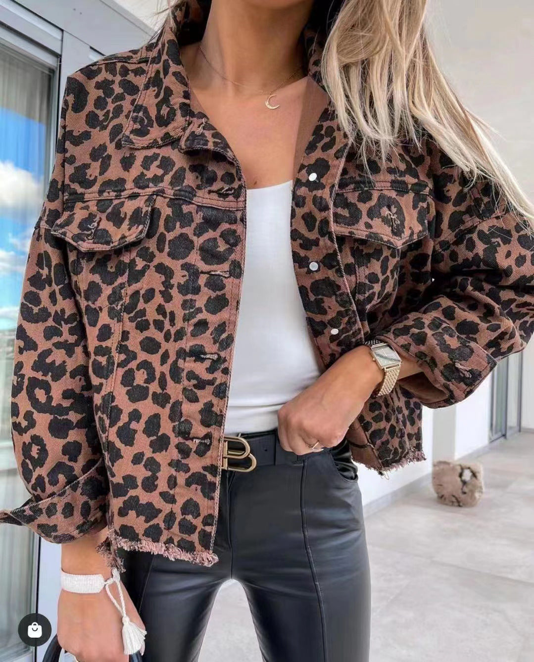 Dams denimjacka i leoparddesign med avslappnad passform och fransdetalj-Eva Jonsson
