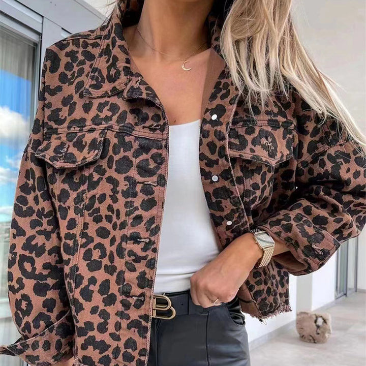 Dams denimjacka i leoparddesign med avslappnad passform och fransdetalj-Eva Jonsson