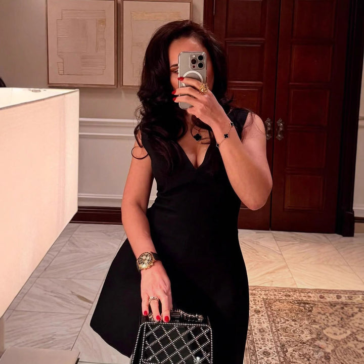 Dams elegant V-ringad cocktailklänning i högkvalitativt material Mirla-Eva Jonsson