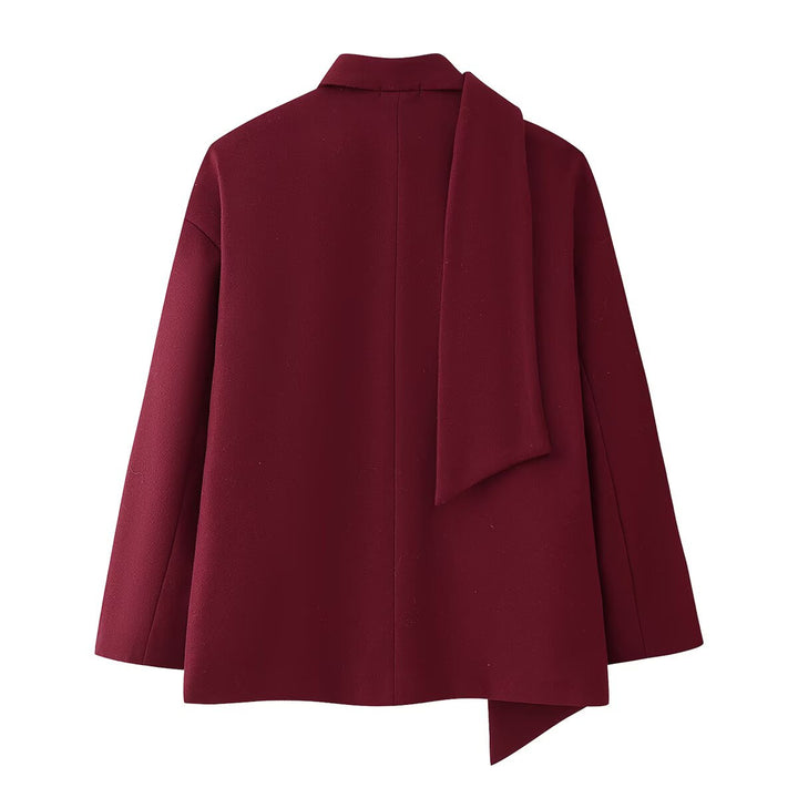 Dams elegant blazerjacka med asymmetrisk skärning och avtagbar scarf Mirla-Eva Jonsson