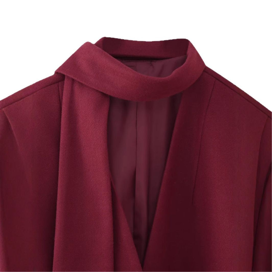 Dams elegant blazerjacka med asymmetrisk skärning och avtagbar scarf Mirla-Eva Jonsson