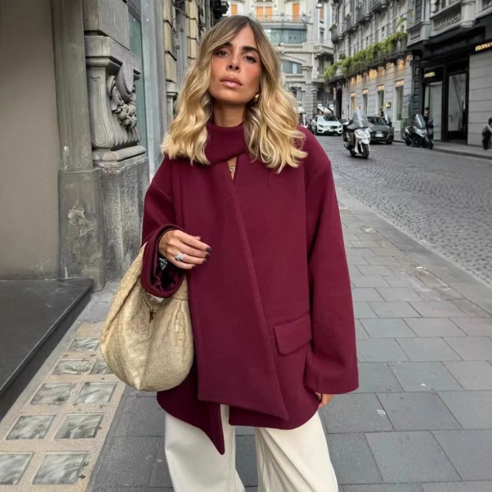 Dams elegant blazerjacka med asymmetrisk skärning och avtagbar scarf Mirla-Eva Jonsson