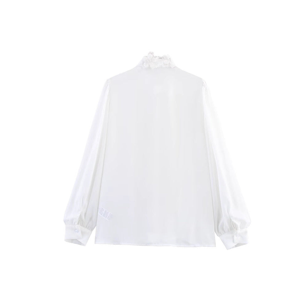 Dams elegant blus med blomsterapplikationer och skimrande detaljer Mirla-Eva Jonsson