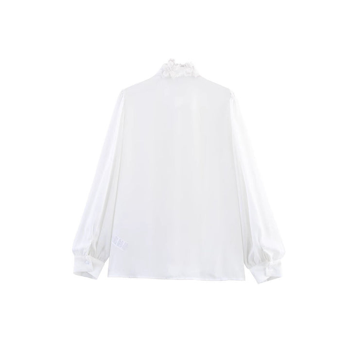 Dams elegant blus med blomsterapplikationer och skimrande detaljer Mirla-Eva Jonsson