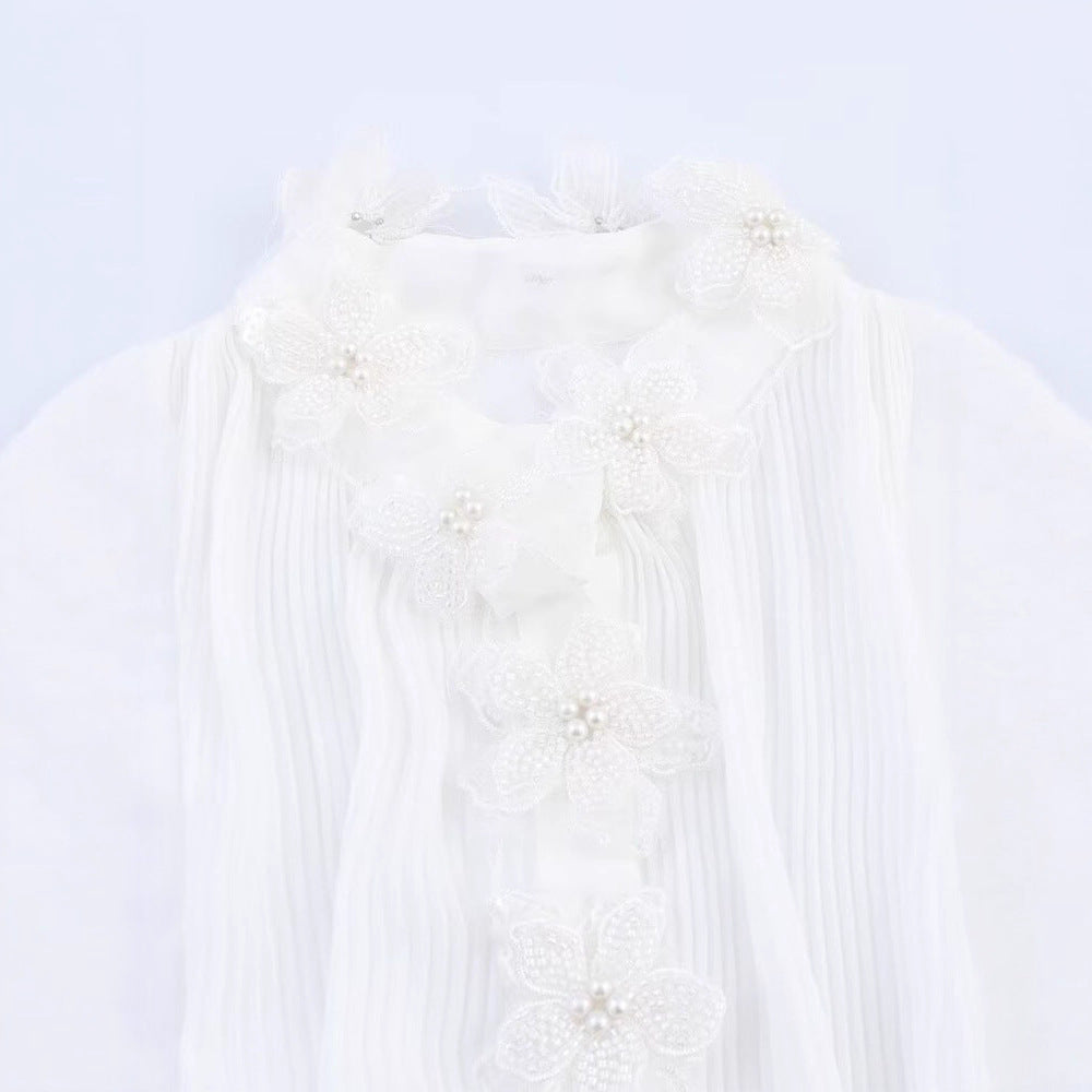 Dams elegant blus med blomsterapplikationer och skimrande detaljer Mirla-Eva Jonsson