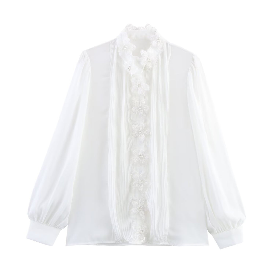 Dams elegant blus med blomsterapplikationer och skimrande detaljer Mirla-Eva Jonsson
