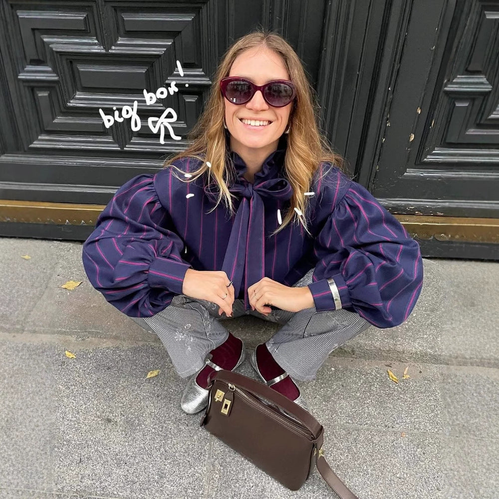 Dams elegant blus med volangkrå och rosettstängning Mirla-Eva Jonsson