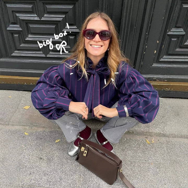Dams elegant blus med volangkrå och rosettstängning Mirla-Eva Jonsson
