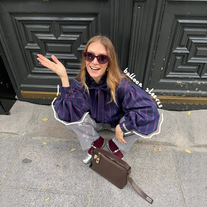 Dams elegant blus med volangkrå och rosettstängning Mirla-Eva Jonsson
