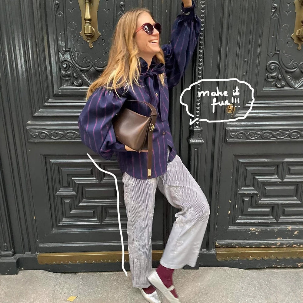 Dams elegant blus med volangkrå och rosettstängning Mirla-Eva Jonsson
