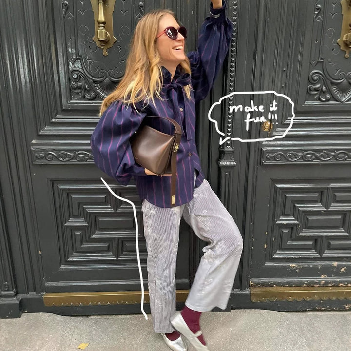 Dams elegant blus med volangkrå och rosettstängning Mirla-Eva Jonsson