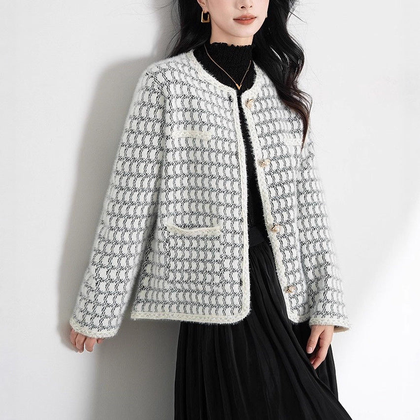 Dams elegant cardigan med texturerat mönster och knappdetaljer Mirla-Eva Jonsson