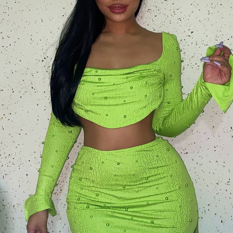 Dams elegant crop top med långa, genomskinliga ärmar och glittrande accenter Mirla-Eva Jonsson