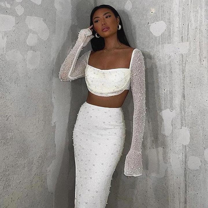 Dams elegant crop top med långa, genomskinliga ärmar och glittrande accenter Mirla-Eva Jonsson