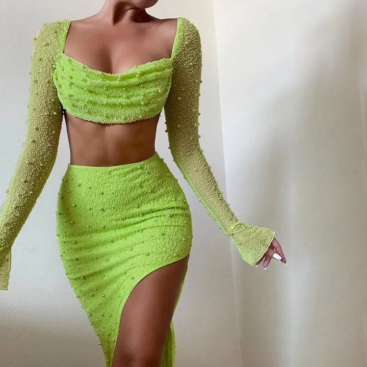 Dams elegant crop top med långa, genomskinliga ärmar och glittrande accenter Mirla-Eva Jonsson