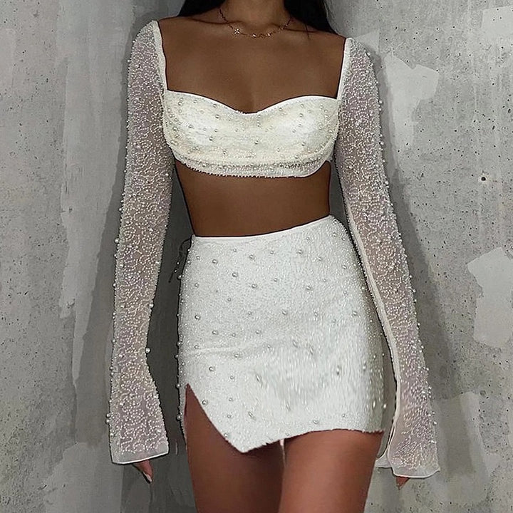 Dams elegant crop top med långa, genomskinliga ärmar och glittrande accenter Mirla-Eva Jonsson