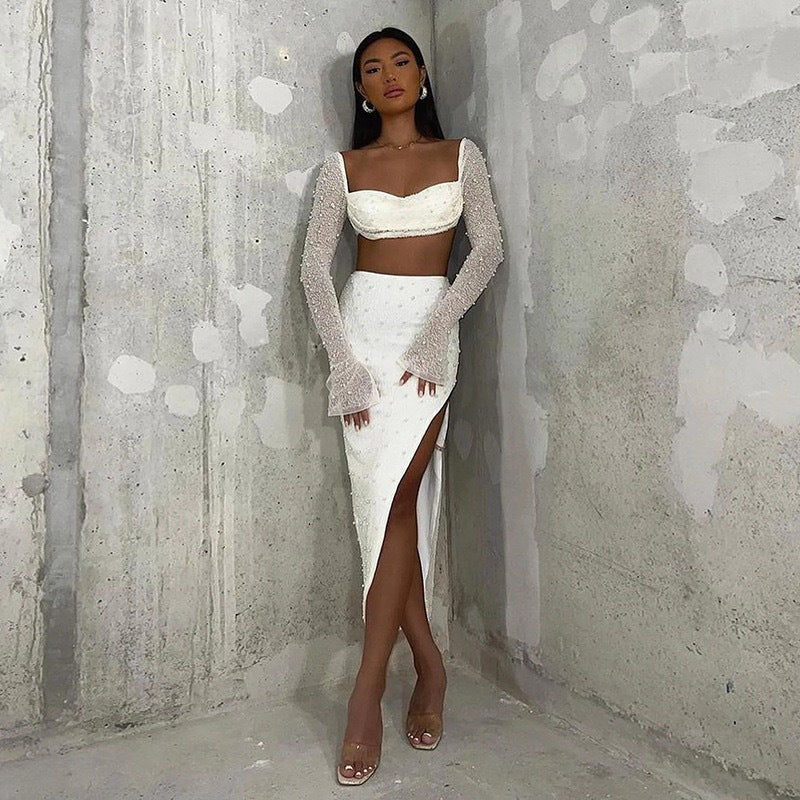 Dams elegant crop top med långa, genomskinliga ärmar och glittrande accenter Mirla-Eva Jonsson
