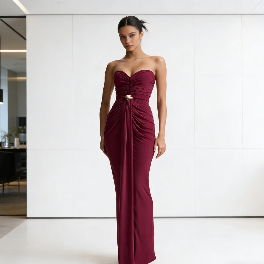 Dams elegant draperad klänning med avskuren design och konstnärlig midja Mirla-Eva Jonsson