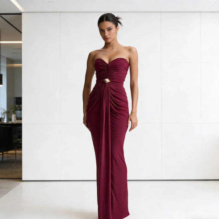 Dams elegant draperad klänning med avskuren design och konstnärlig midja Mirla-Eva Jonsson
