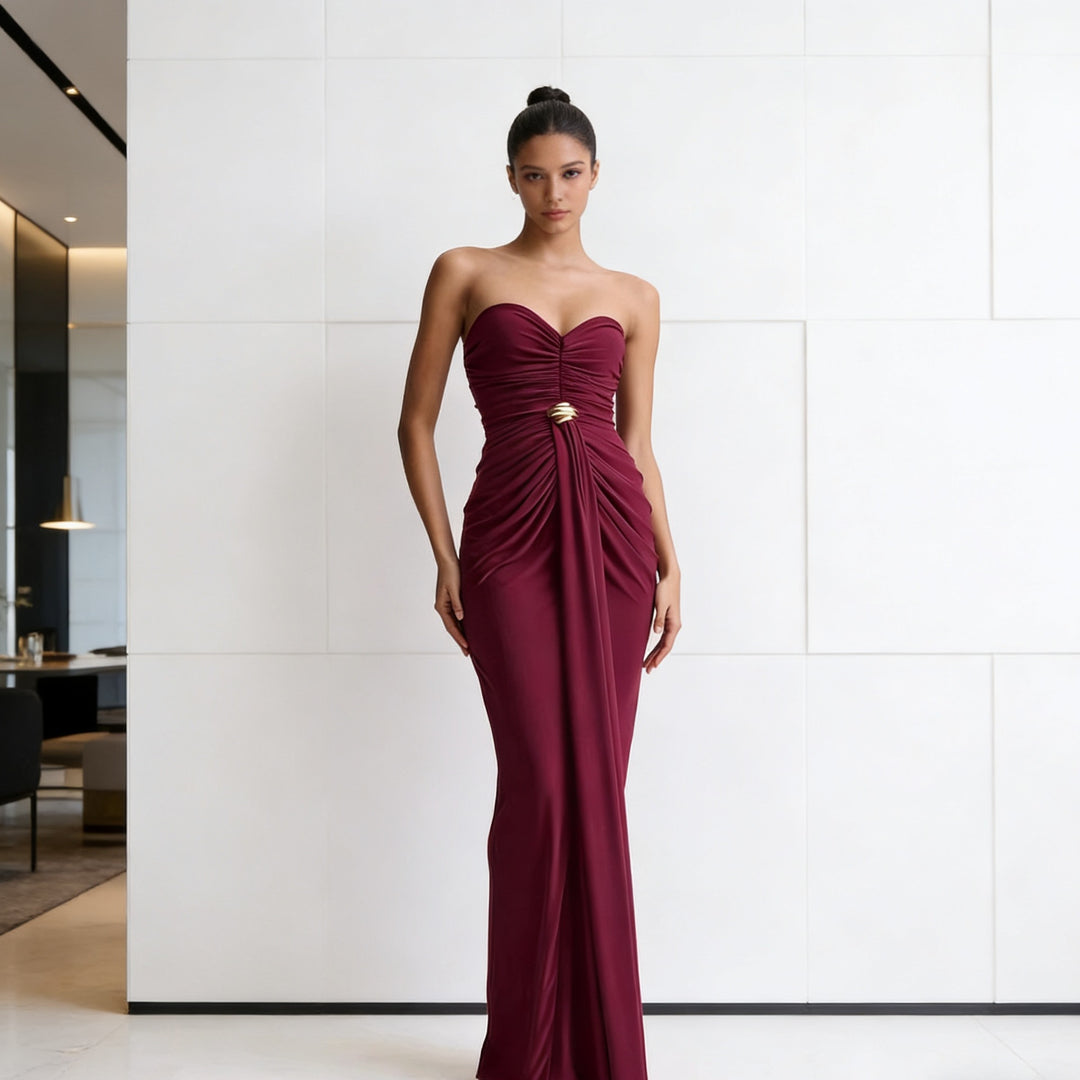 Dams elegant draperad klänning med avskuren design och konstnärlig midja Mirla-Eva Jonsson