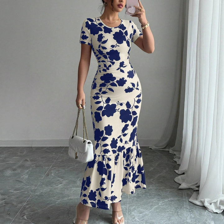 Dams elegant figurnära klänning med volangslut och blommönster Mirla-Eva Jonsson