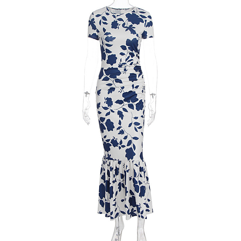 Dams elegant figurnära klänning med volangslut och blommönster Mirla-Eva Jonsson